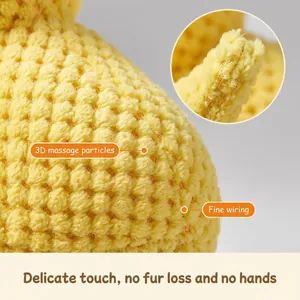 Détail d'un jouet en peluche jaune pour animaux montrant la texture 3D et les coutures