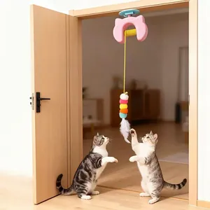 Juguete yo-yo eléctrico automático para gatos con pompones de colores y plumas blancas