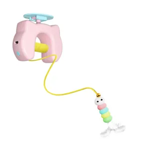 Juguete yoyo automático para gatos rosa con colgante de oruga de colores y plumas