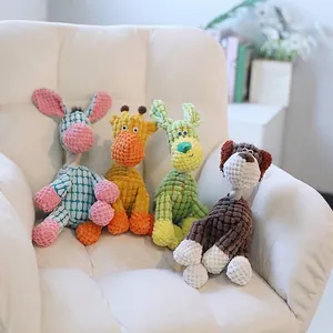 Lot de quatre jouets en peluche pour chiens avec couineur en velours côtelé résistant