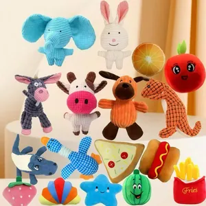 Collection colorée de divers jouets en peluche pour chiens en forme d'animaux et de nourriture