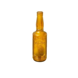 Kreatives Hundespielzeug in Form einer Whiskeyflasche mit gelbem Tennisball innen