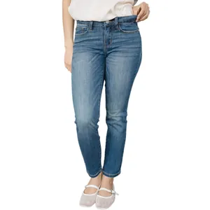 Détail d'un jean en denim bleu coupe ajustée pour femme avec effet délavé et style décontracté