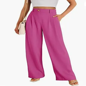 Detail van de magenta broek met hoge taille en wijde pijpen voor een moderne look