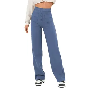 Détail visuel de la taille haute avec boutons et poches latérales sur le pantalon bleu