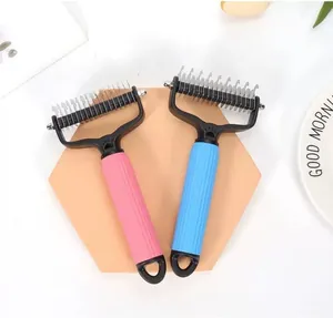 Detailansicht von zwei professionellen Entfilzungsharken in Pink und Blau für Haustiere