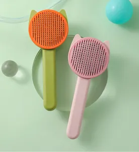 Detailansicht von rosa und orangefarbenen Katzenbürsten mit niedlichem Ohrendesign