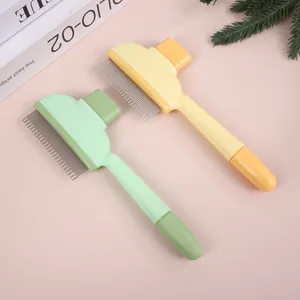 Peines de aseo para mascotas autolimpiables en verde y amarillo sobre fondo rosa