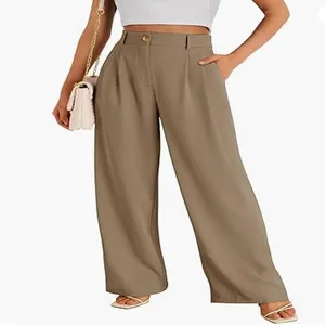 Detailweergave van kaki broek met wijde pijpen, wit kort topje en beige tasje