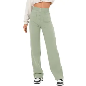 Détail d'un pantalon taille haute avec boutons et poches avant en couleur vert sauge