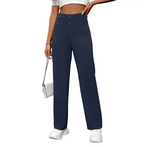 Vue d'ensemble du pantalon décontracté taille haute pour femme avec détail à quatre boutons