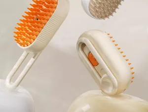 Détail de la brosse de massage pour animaux avec poils en silicone orange et corps blanc.