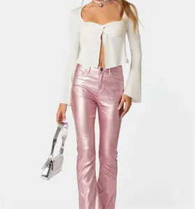Pantaloni a zampa rosa metallizzato lucido con vita alta e stile estetico Y2K chic