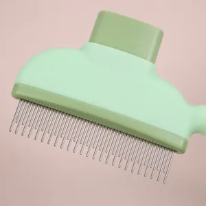 Detalle de cepillo para mascotas con púas largas fabricadas en acero inoxidable.