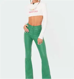 Primo piano che mostra la vestibilità dei pantaloni svasati in ecopelle verde su modella