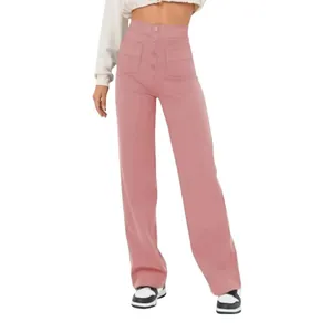 Détail frontal du pantalon rose à taille haute avec boutons et grandes poches.