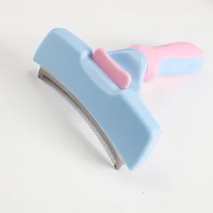 Nahaufnahme des Haustier-Unterfellbürste mit blau-rosa Griff und stabilen Metallzinken