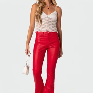 Eleganti pantaloni a zampa in ecopelle rossa a vita alta da donna per la primavera