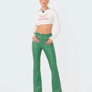 Pantaloni a zampa in ecopelle verde a vita alta da donna con un elegante design aderente