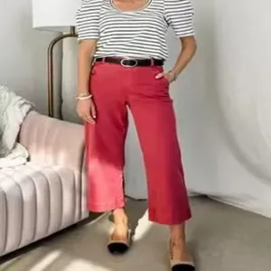 Schicke rote Damen-Anzughose mit hoher Taille und eleganter, fließender Passform