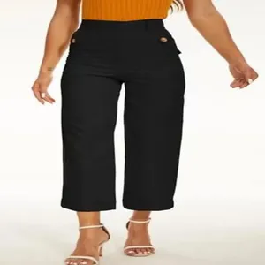 Elegante schwarze verkürzte Hose mit hoher Taille und dekorativen Goldknöpfen am Bund