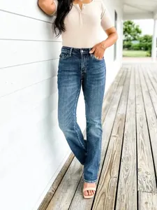 Vue complète d'un jean bootcut bleu ajusté avec un design de jambe légèrement évasé