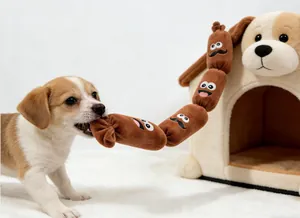 Piccolo cucciolo che gioca con un giocattolo sonoro a forma di salsiccia di peluche