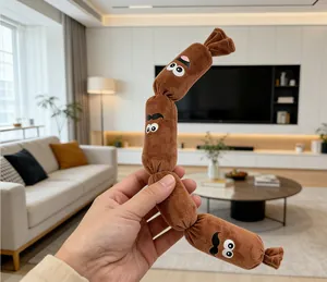 Mano che tiene un giocattolo di peluche a forma di salsiccia per cani con facce da cartone animato