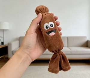 Dettaglio di un peluche a forma di salsiccia per cani con un simpatico sorriso buffo