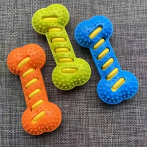 Vue détaillée de jouets à mâcher pour chien en forme d'os sur tissu gris