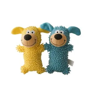 Dos juguetes duraderos de peluche para perros en colores vibrantes amarillo y azul