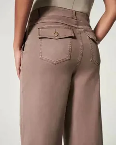 Detailansicht der Gesäßtaschen dieser stilvollen taupefarbenen Schlaghose für Damen