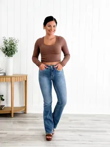 Jean bootcut bleu à taille haute stylé associé à un crop top marron à manches longues