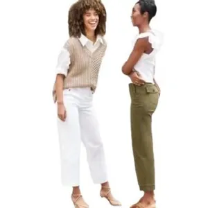 Modische Damen-Schlaghose mit schmaler Passform und Freizeithose auf weißem Grund.