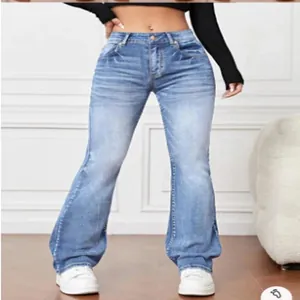 Stylish high-waisted flared blue jeans with light wash effect and slimming fit for women