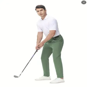 Pantalones de golf elásticos para hombre en color verde, mostrados por un modelo