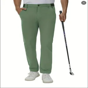 Primer plano de los pantalones de golf verdes para hombre con un ajuste recto y cómodo.