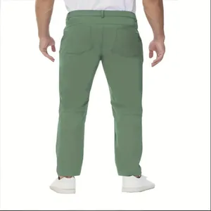 Vista trasera detallada de pantalones de golf verdes para hombre con tejido elástico y bolsillos