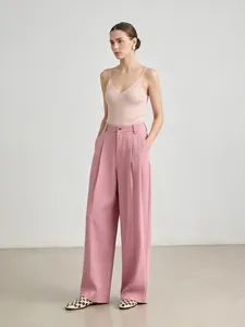 Detailansicht der eleganten rosa High-Waist-Anzughose mit weitem Bein am Modell.