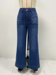 Elegantes vaqueros denim azul vintage de tiro alto y pierna recta con bolsillos de parche.