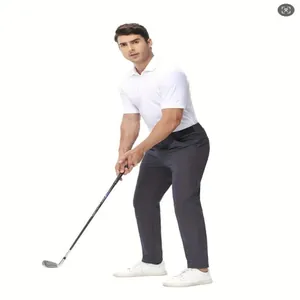 Pantalones de golf elásticos gris oscuro para hombre en pose de golf atlética