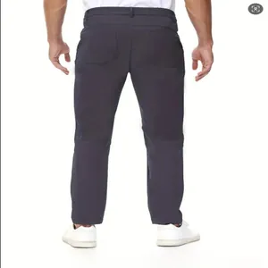 Vista trasera de los pantalones de golf gris marengo para hombre que muestra el ajuste