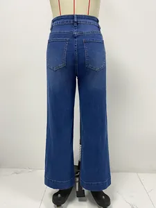 Vista trasera detallada de jeans azules vintage de pierna ancha con diseño de bolsillos