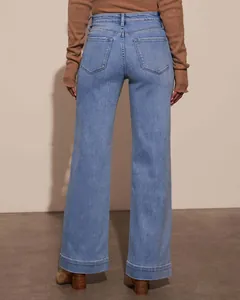 Vista trasera de jeans vaqueros azules vintage de talle alto y pierna ancha con bolsillos