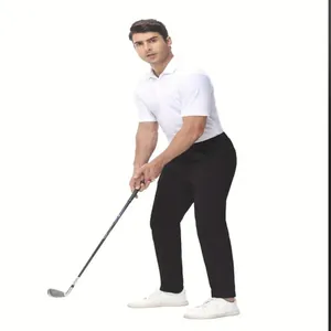 Pantalón de golf elástico negro para hombre en un modelo en postura de swing real.