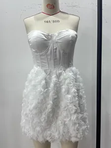 Vista dettagliata di un abito bianco a fascia con una gonna a fiori di rose 3D