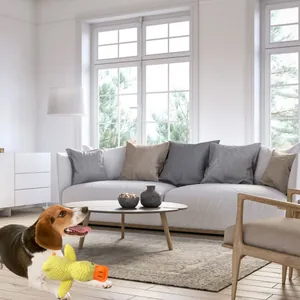 Langlebiges gelbes Plüsch-Entenspielzeug für Hunde in einer gemütlichen Wohnzimmer