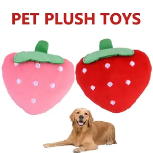 Primo piano di peluche per animali a forma di fragola in rosa vivace e rosso intenso