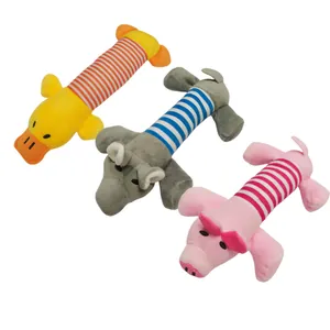 Vue détaillée de trois jouets en peluche sonores pour animaux aux formes variées