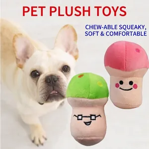 Détail de jouets en peluche pour animaux en forme de champignon avec tissu doux et visages